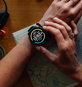 Ile naprawdę trzyma bateria w smartwatchu? Najlepsze modele dla zapominalskich