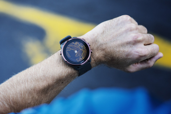 zegarek Suunto 7 Graphite Copper SS050382000 ręka