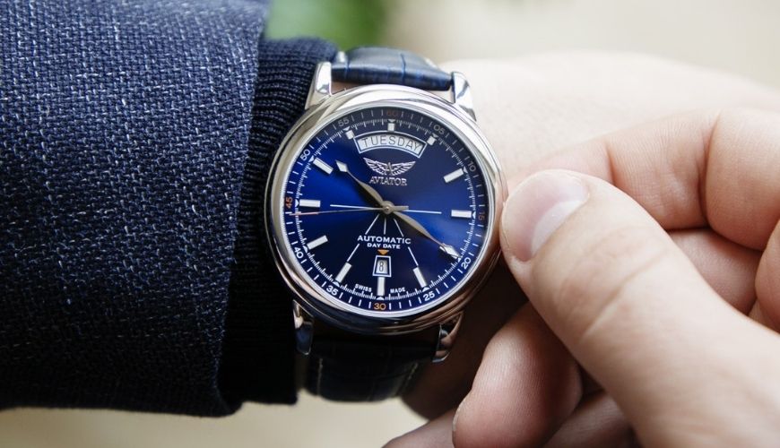 Zegarek Aviator na ręku Douglas 