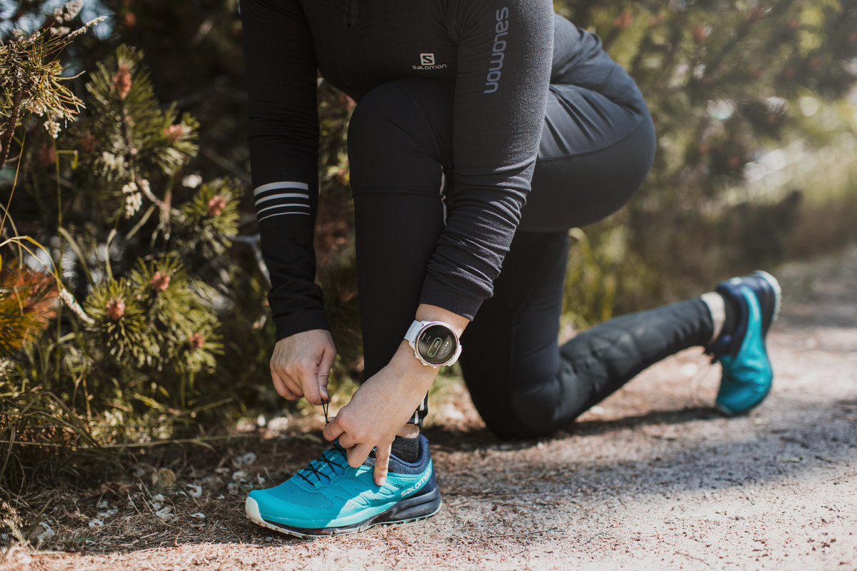 Dziewczyna biega, zegarek z barometrem Suunto Baro White