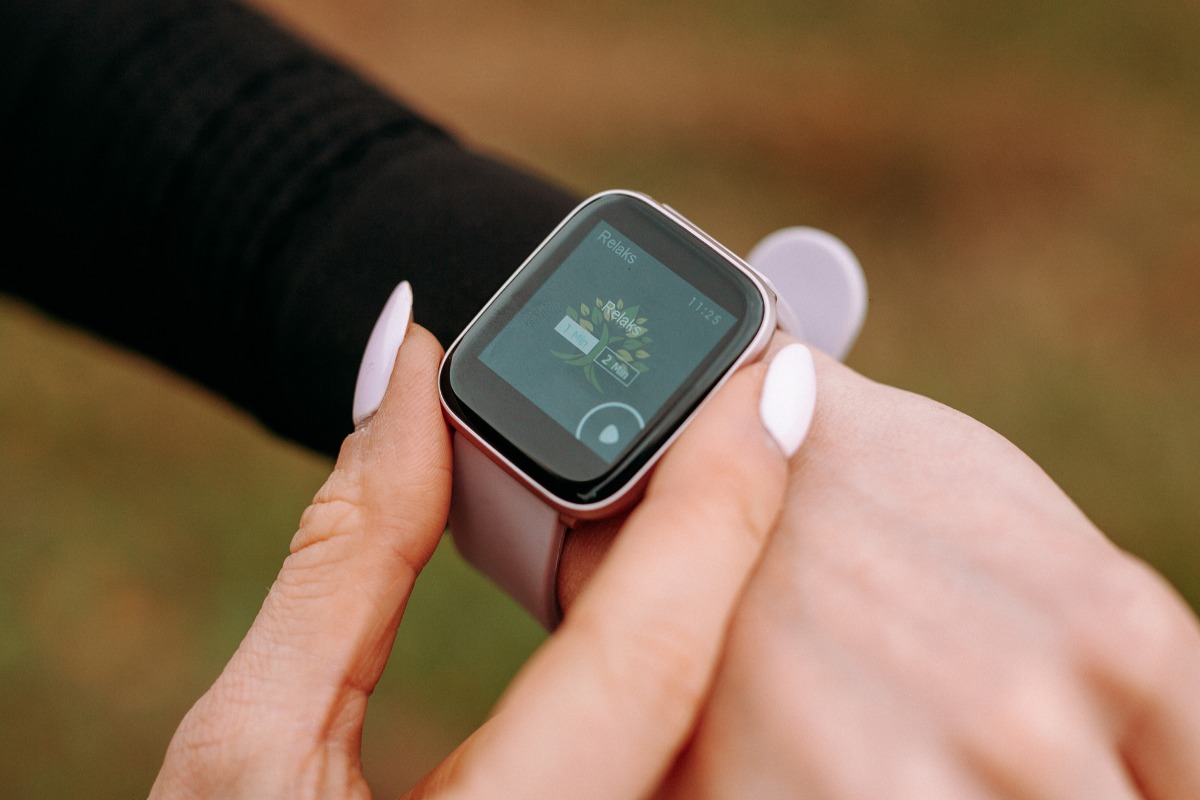Smartwatch Vector Smart Classic VCTR-31-01RG na ręku