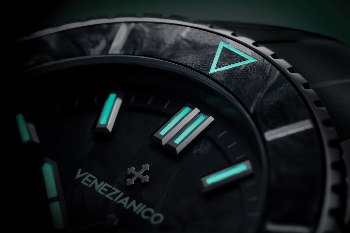 Podświetlenie masą Super-LumiNova w zegarku męskim Venezianico Nereide Carbonio