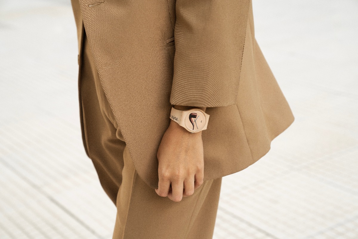 Zegarek jako prezent ślubny na ręku - Swatch La Trahison Des Images by Rene Magritte