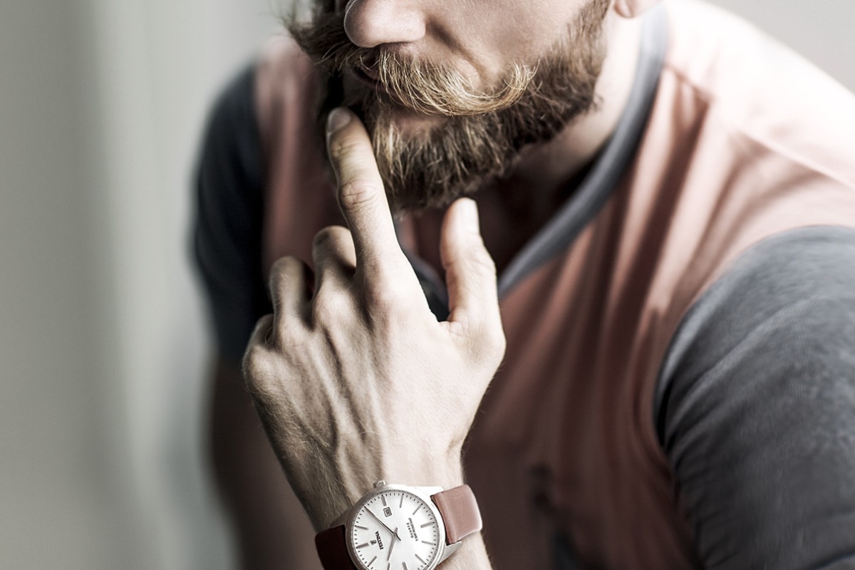Mężczyzna z zegarkiem na ręku - pomysł na prezent na Dzień Ojca