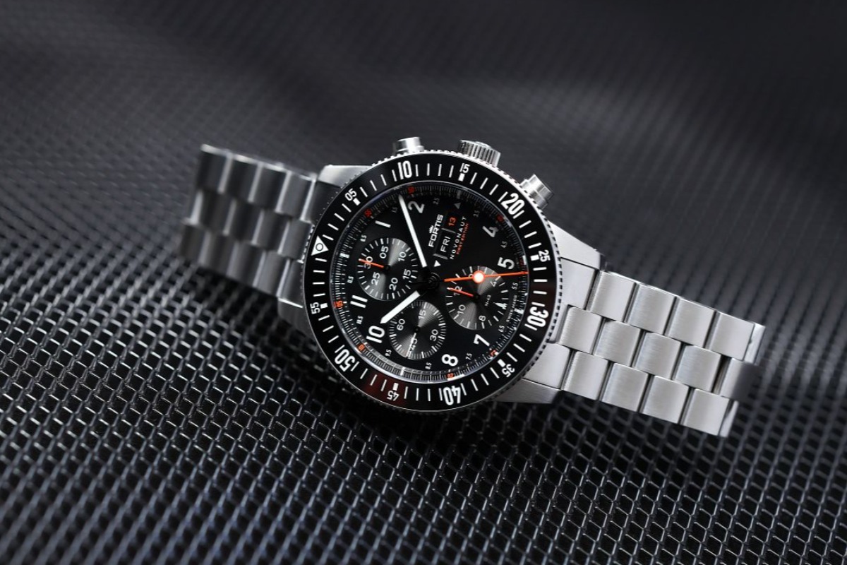 zegarek Fortis Novonaut N-42 F2040010 leżący na czarnym tle