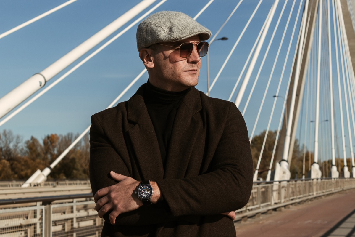 Mężczyzna na moście z zegarkiem Vostok Europe Warszawa