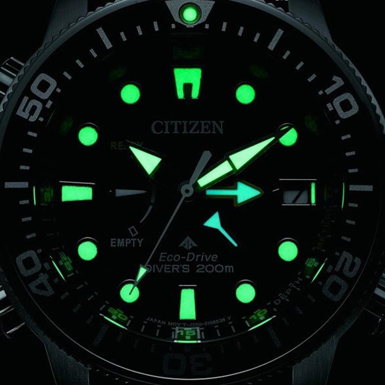 Zegarek Citizen AT9030-55L - Fluorescencyjne wskazówki i indeksy