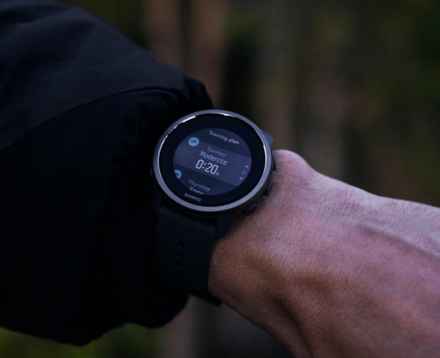 Suunto 5 Peak Black SS050726000 na ręku