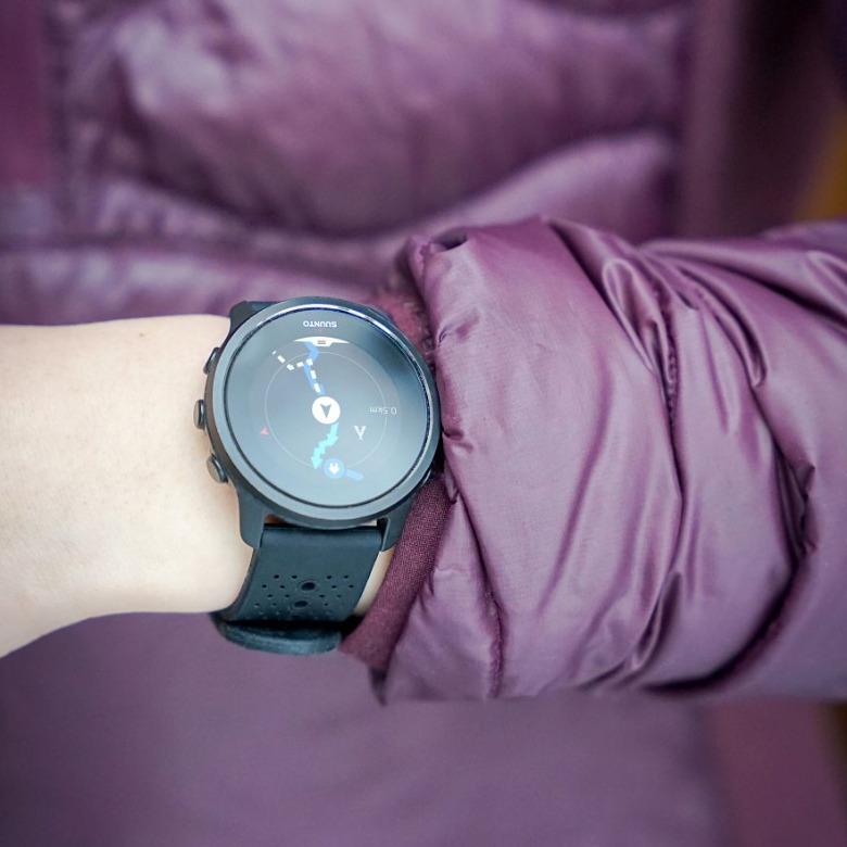 Suunto 5 Peak All Black SS050888000 na ręku